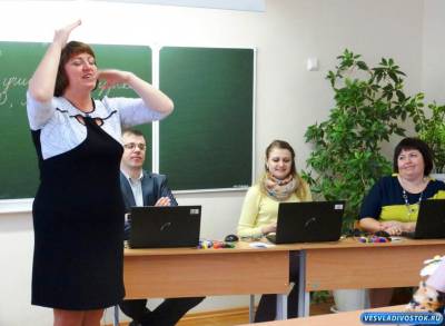 Средний учитель в России в среднем получает тысячу долларов