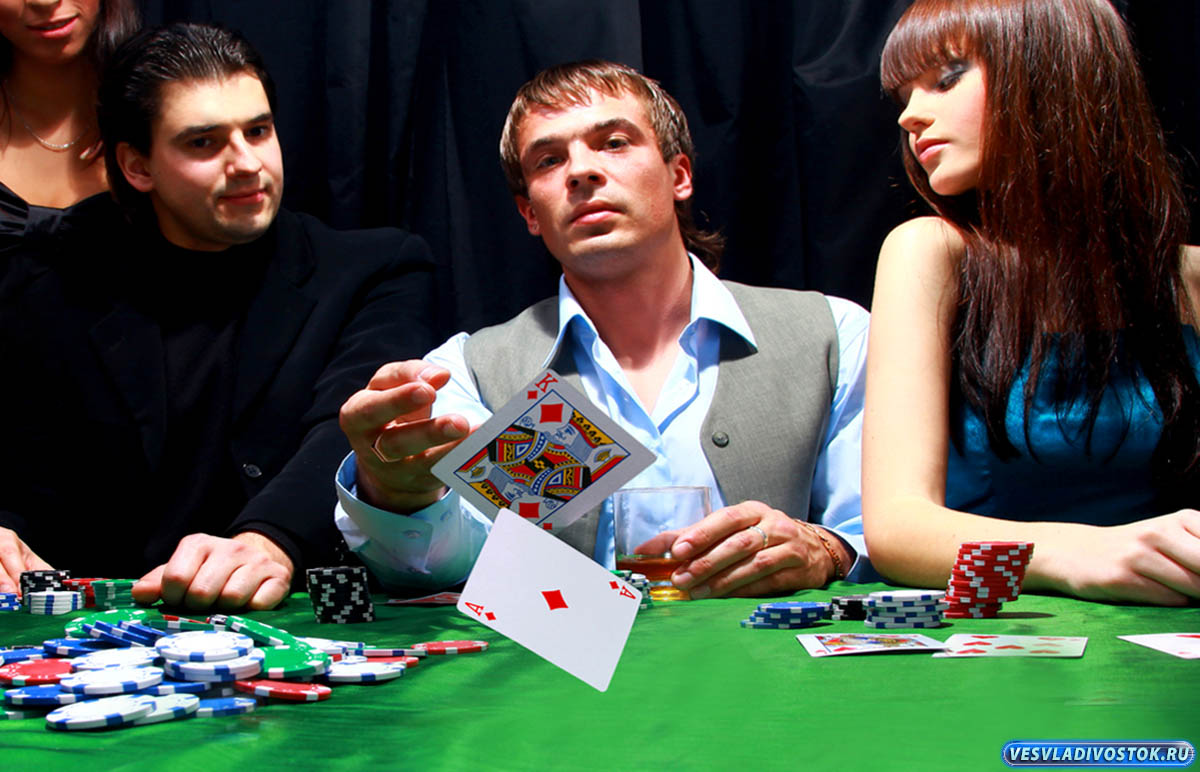 Сексуальная брюнетка потрахалась на покерном столе с компанией мужиков