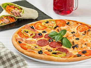 Сочная пицца с лососем, зеленью и оливками