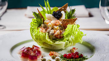 Диетический салат «Оливье» с кальмарами