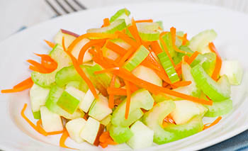 Салат из яблок и моркови