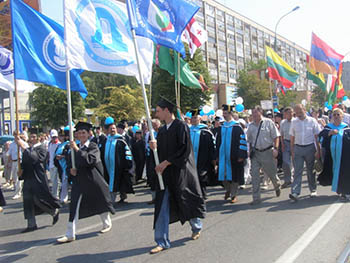 В Ульяновске прошло торжественное шествие выпускников УлГУ