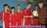 Юные волейболисты получили призы от Блока Баранова